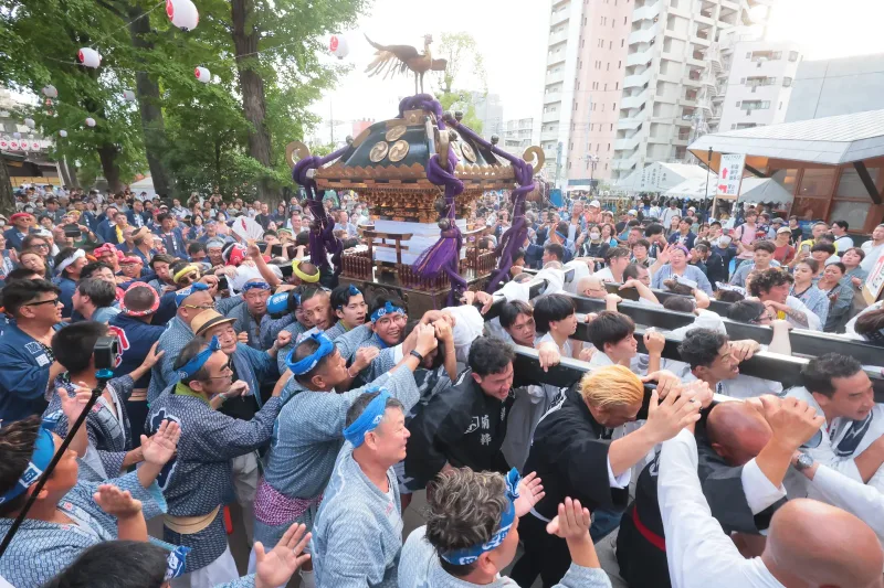 750年記念の18町会合同大宮入の様子