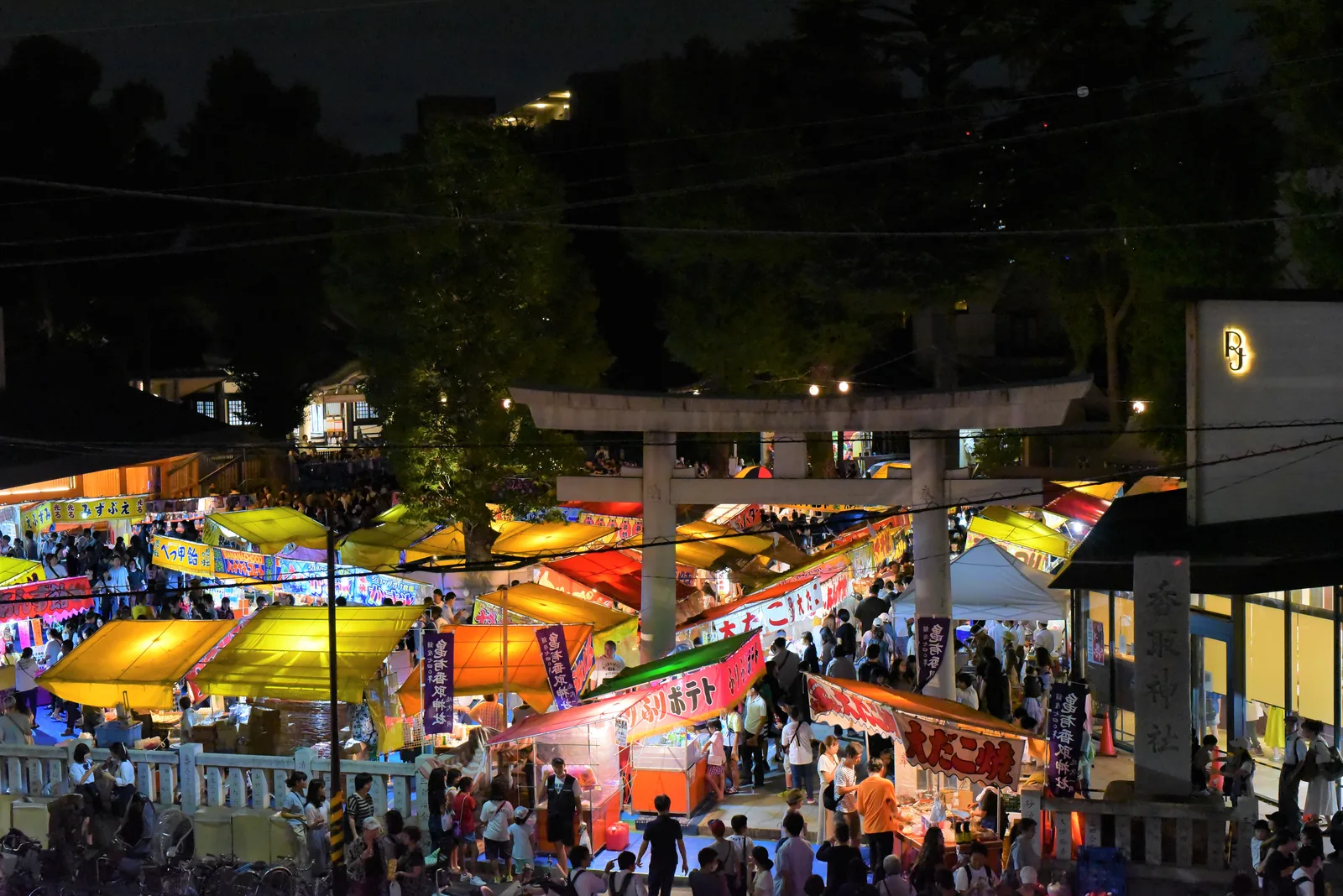 例大祭に集う担ぎ手と参拝者