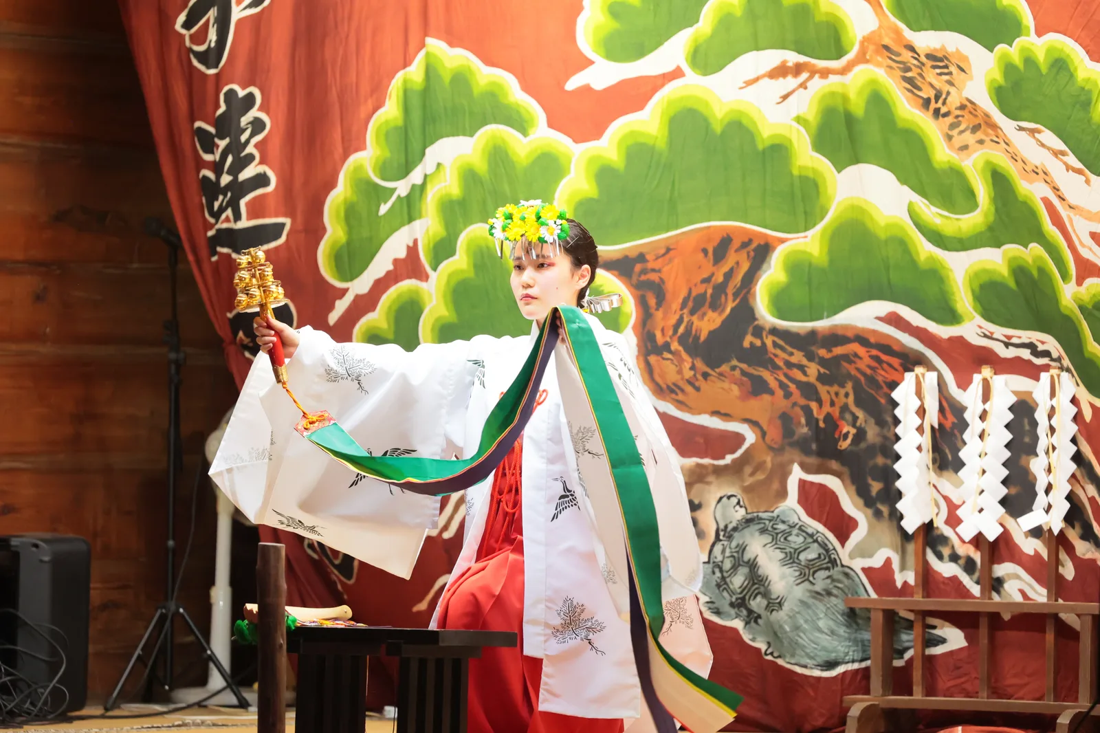 神楽殿での巫女神楽奉納