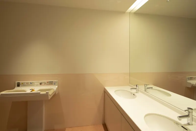 女子トイレのおしめ替え台