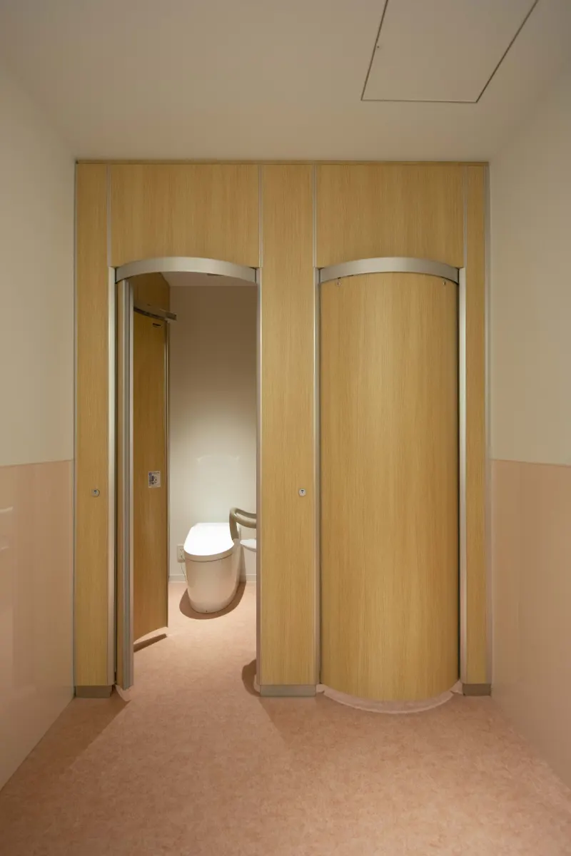 社務所内トイレの個室